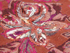 Scialle in lana cachemire ricamato, tipica lavorazione del nord india / nepal. Lana finissima per formare trasparenza ed effetto double faces. Ogni singolo scialle kaani o kani è decorato con una bordatura e disegni cachemire floreali. I colori possono variare dall 'arancione, bordeaux, marrone, comunque colori di terra e naturali.  dimensioni 70x200, peso 270grammi