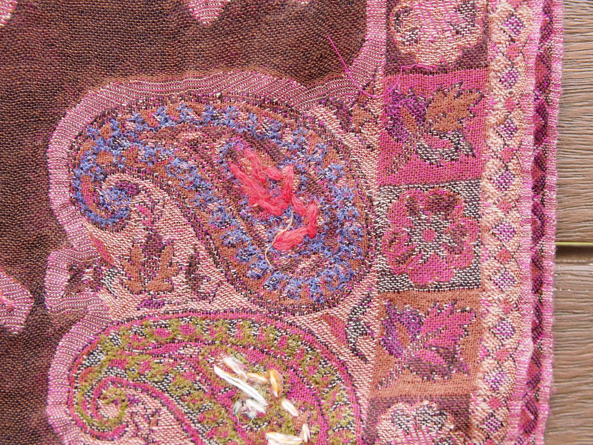 Scialle in lana cachemire ricamato, tipica lavorazione del nord india / nepal. Lana finissima per formare trasparenza ed effetto double faces. Ogni singolo scialle kaani o kani è decorato con una bordatura e disegni cachemire floreali. I colori possono variare dall 'arancione, bordeaux, marrone, comunque colori di terra e naturali.  dimensioni 70x200, peso 270grammi
