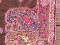 Scialle in lana cachemire ricamato, tipica lavorazione del nord india / nepal. Lana finissima per formare trasparenza ed effetto double faces. Ogni singolo scialle kaani o kani è decorato con una bordatura e disegni cachemire floreali. I colori possono variare dall 'arancione, bordeaux, marrone, comunque colori di terra e naturali.  dimensioni 70x200, peso 270grammi