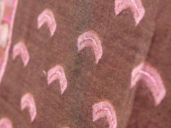 Scialle in lana cachemire ricamato, tipica lavorazione del nord india / nepal. Lana finissima per formare trasparenza ed effetto double faces. Ogni singolo scialle kaani o kani è decorato con una bordatura e disegni cachemire floreali. I colori possono variare dall 'arancione, bordeaux, marrone, comunque colori di terra e naturali.  dimensioni 70x200, peso 270grammi