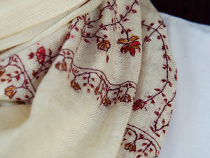 scialle in lana finemente ricamato a mano a tema floreale . pezzo unico lavorato artigianalmente . proveniente dall'india in lana pettinata molto calda e poco pesante .  misure 70x210cm, peso 140gr