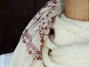 scialle in lana finemente ricamato a mano a tema floreale . pezzo unico lavorato artigianalmente . proveniente dall'india in lana pettinata molto calda e poco pesante .  misure 70x210cm, peso 140gr