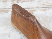 Carica l&#39;immagine nel visualizzatore di Gallery, Stampo Piede Usato Dai Calzolai In India Per Creare Scarpe. In Legno DI Teak E&#39; Ricavato Da Un Unico Tronco. Nella Parte Plantare Ha Un Gancio Per Essere Appeso. Dimensioni 26x9 h10cm.   per ulteriori info o foto https://www.pinterest.it/etnikobycrosato/_saved/ https://www.facebook.com/etnikobycrosato https://www.instagram.com/etnikobycrosato/ 0039 3338778241 info@etniko.it