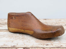 Carica l&#39;immagine nel visualizzatore di Gallery, Stampo Piede Usato Dai Calzolai In India Per Creare Scarpe. In Legno DI Teak E&#39; Ricavato Da Un Unico Tronco. Nella Parte Plantare Ha Un Gancio Per Essere Appeso. Dimensioni 26x9 h10cm.   per ulteriori info o foto https://www.pinterest.it/etnikobycrosato/_saved/ https://www.facebook.com/etnikobycrosato https://www.instagram.com/etnikobycrosato/ 0039 3338778241 info@etniko.it