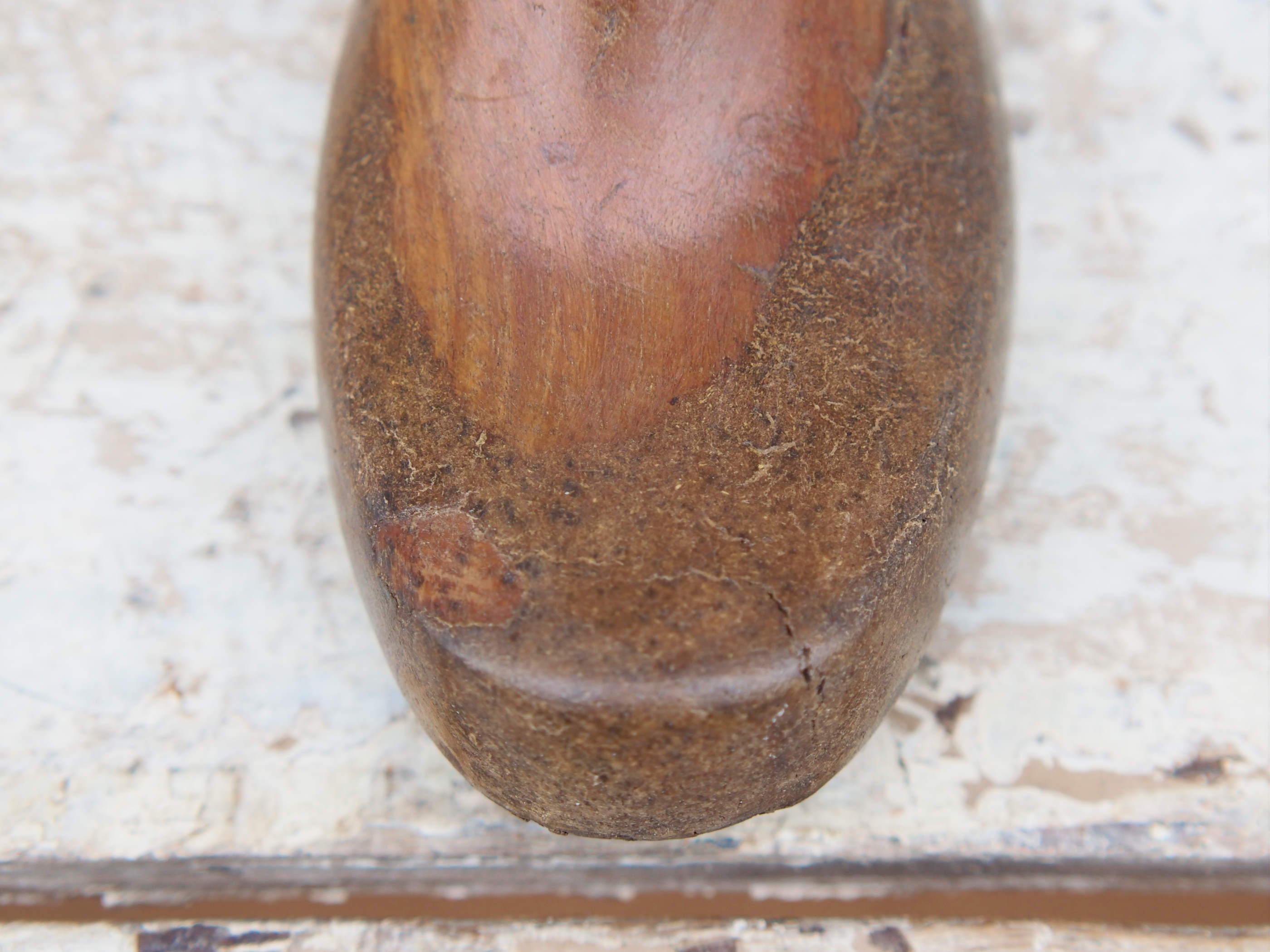 Stampo Piede Usato Dai Calzolai In India Per Creare Scarpe. In Legno DI Teak E' Ricavato Da Un Unico Tronco. Nella Parte Plantare Ha Un Gancio Per Essere Appeso. Dimensioni 26x9 h10cm.   per ulteriori info o foto https://www.pinterest.it/etnikobycrosato/_saved/ https://www.facebook.com/etnikobycrosato https://www.instagram.com/etnikobycrosato/ 0039 3338778241 info@etniko.it
