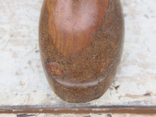 Carica l&#39;immagine nel visualizzatore di Gallery, Stampo Piede Usato Dai Calzolai In India Per Creare Scarpe. In Legno DI Teak E&#39; Ricavato Da Un Unico Tronco. Nella Parte Plantare Ha Un Gancio Per Essere Appeso. Dimensioni 26x9 h10cm.   per ulteriori info o foto https://www.pinterest.it/etnikobycrosato/_saved/ https://www.facebook.com/etnikobycrosato https://www.instagram.com/etnikobycrosato/ 0039 3338778241 info@etniko.it