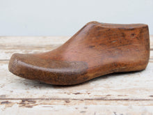 Carica l&#39;immagine nel visualizzatore di Gallery, Stampo Piede Usato Dai Calzolai In India Per Creare Scarpe. In Legno DI Teak E&#39; Ricavato Da Un Unico Tronco. Nella Parte Plantare Ha Un Gancio Per Essere Appeso. Dimensioni 26x9 h10cm.   per ulteriori info o foto https://www.pinterest.it/etnikobycrosato/_saved/ https://www.facebook.com/etnikobycrosato https://www.instagram.com/etnikobycrosato/ 0039 3338778241 info@etniko.it