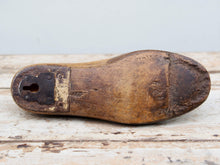 Carica l&#39;immagine nel visualizzatore di Gallery, Stampo Piede Usato Dai Calzolai In India Per Creare Scarpe. In Legno DI Teak E&#39; Ricavato Da Un Unico Tronco. Nella Parte Plantare Ha Un Gancio Per Essere Appeso. Dimensioni 26x9 h10cm.   per ulteriori info o foto https://www.pinterest.it/etnikobycrosato/_saved/ https://www.facebook.com/etnikobycrosato https://www.instagram.com/etnikobycrosato/ 0039 3338778241 info@etniko.it