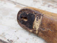 Carica l&#39;immagine nel visualizzatore di Gallery, Stampo Piede Usato Dai Calzolai In India Per Creare Scarpe. In Legno DI Teak E&#39; Ricavato Da Un Unico Tronco. Nella Parte Plantare Ha Un Gancio Per Essere Appeso. Dimensioni 26x9 h10cm.   per ulteriori info o foto https://www.pinterest.it/etnikobycrosato/_saved/ https://www.facebook.com/etnikobycrosato https://www.instagram.com/etnikobycrosato/ 0039 3338778241 info@etniko.it