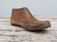 Carica l&#39;immagine nel visualizzatore di Gallery, Stampo Piede Usato Dai Calzolai In India Per Creare Scarpe. In Legno DI Teak E&#39; Ricavato Da Un Unico Tronco. Nella Parte Plantare Ha Un Gancio Per Essere Appeso. Dimensioni 26x9 h10cm.   per ulteriori info o foto https://www.pinterest.it/etnikobycrosato/_saved/ https://www.facebook.com/etnikobycrosato https://www.instagram.com/etnikobycrosato/ 0039 3338778241 info@etniko.it