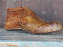 Carica l&#39;immagine nel visualizzatore di Gallery, Stampo piede usato dai calzolai in India per creare scarpe. In legno di teak è ricavato da un unico tronco. Nella parte plantare ha un gancio per essere appeso.  Dimensioni 28x9 h10cm.
