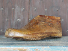 Carica l&#39;immagine nel visualizzatore di Gallery, Stampo piede usato dai calzolai in India per creare scarpe. In legno di teak è ricavato da un unico tronco. Nella parte plantare ha un gancio per essere appeso.  Dimensioni 28x9 h10cm.