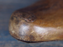 Carica l&#39;immagine nel visualizzatore di Gallery, Stampo piede usato dai calzolai in India per creare scarpe. In legno di teak è ricavato da un unico tronco. Nella parte plantare ha un gancio per essere appeso.  Dimensioni 28x9 h10cm.
