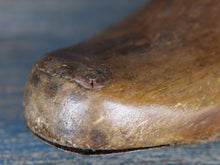 Carica l&#39;immagine nel visualizzatore di Gallery, Stampo piede usato dai calzolai in India per creare scarpe. In legno di teak è ricavato da un unico tronco. Nella parte plantare ha un gancio per essere appeso.  Dimensioni 28x9 h10cm.