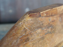 Carica l&#39;immagine nel visualizzatore di Gallery, Stampo piede usato dai calzolai in India per creare scarpe. In legno di teak è ricavato da un unico tronco. Nella parte plantare ha un gancio per essere appeso.  Dimensioni 28x9 h10cm.