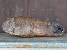 Carica l&#39;immagine nel visualizzatore di Gallery, Stampo piede usato dai calzolai in India per creare scarpe. In legno di teak è ricavato da un unico tronco. Nella parte plantare ha un gancio per essere appeso.  Dimensioni 28x9 h10cm.