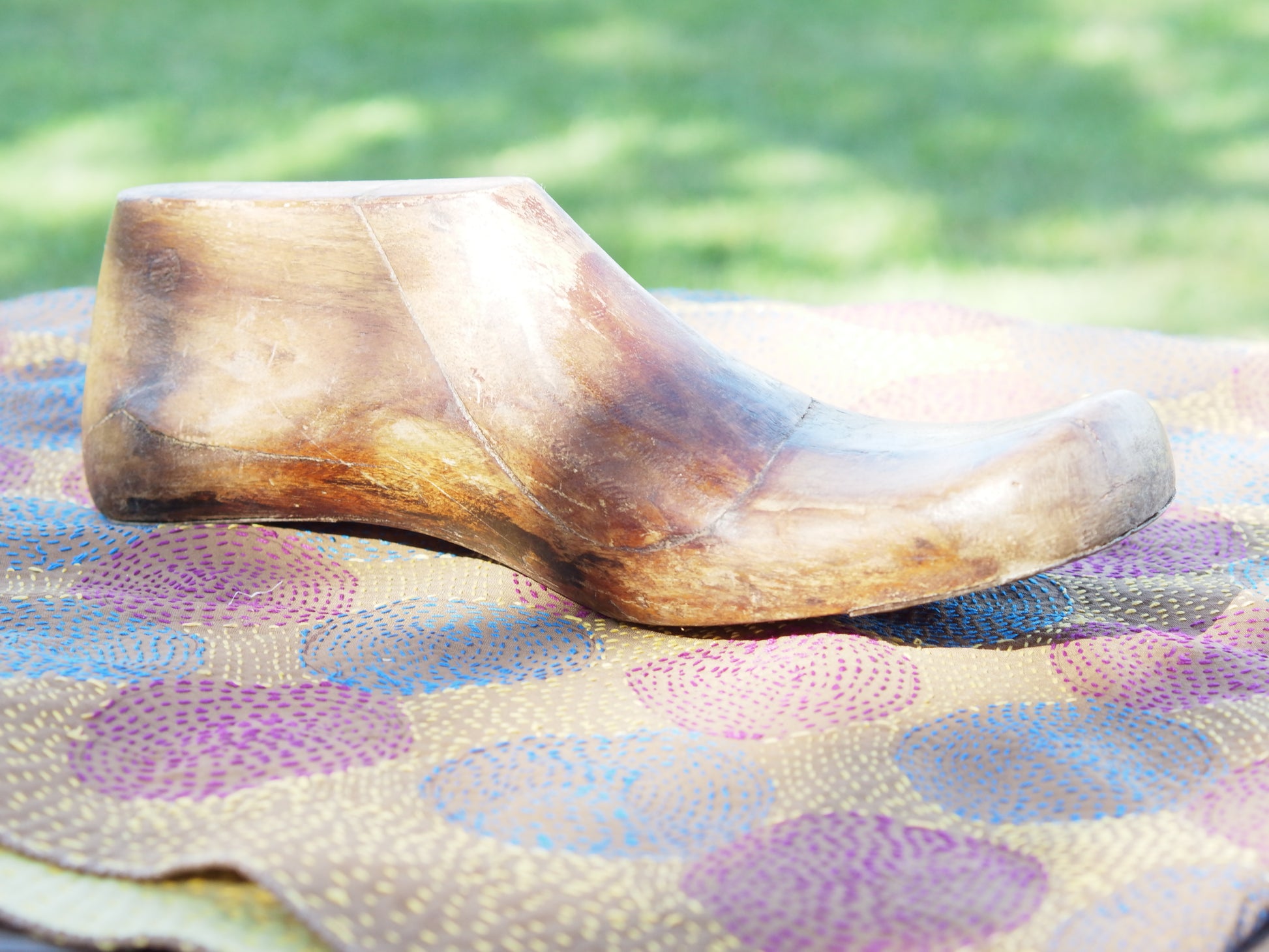 Stampo piede usato dai calzolai in India per creare scarpe. In legno di teak è ricavato da un unico tronco. Nella parte plantare ha un gancio per essere appeso.  Dimensioni 26x10 h8cm.