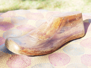 Stampo piede usato dai calzolai in India per creare scarpe. In legno di teak è ricavato da un unico tronco. Nella parte plantare ha un gancio per essere appeso.  Dimensioni 26x10 h8cm.