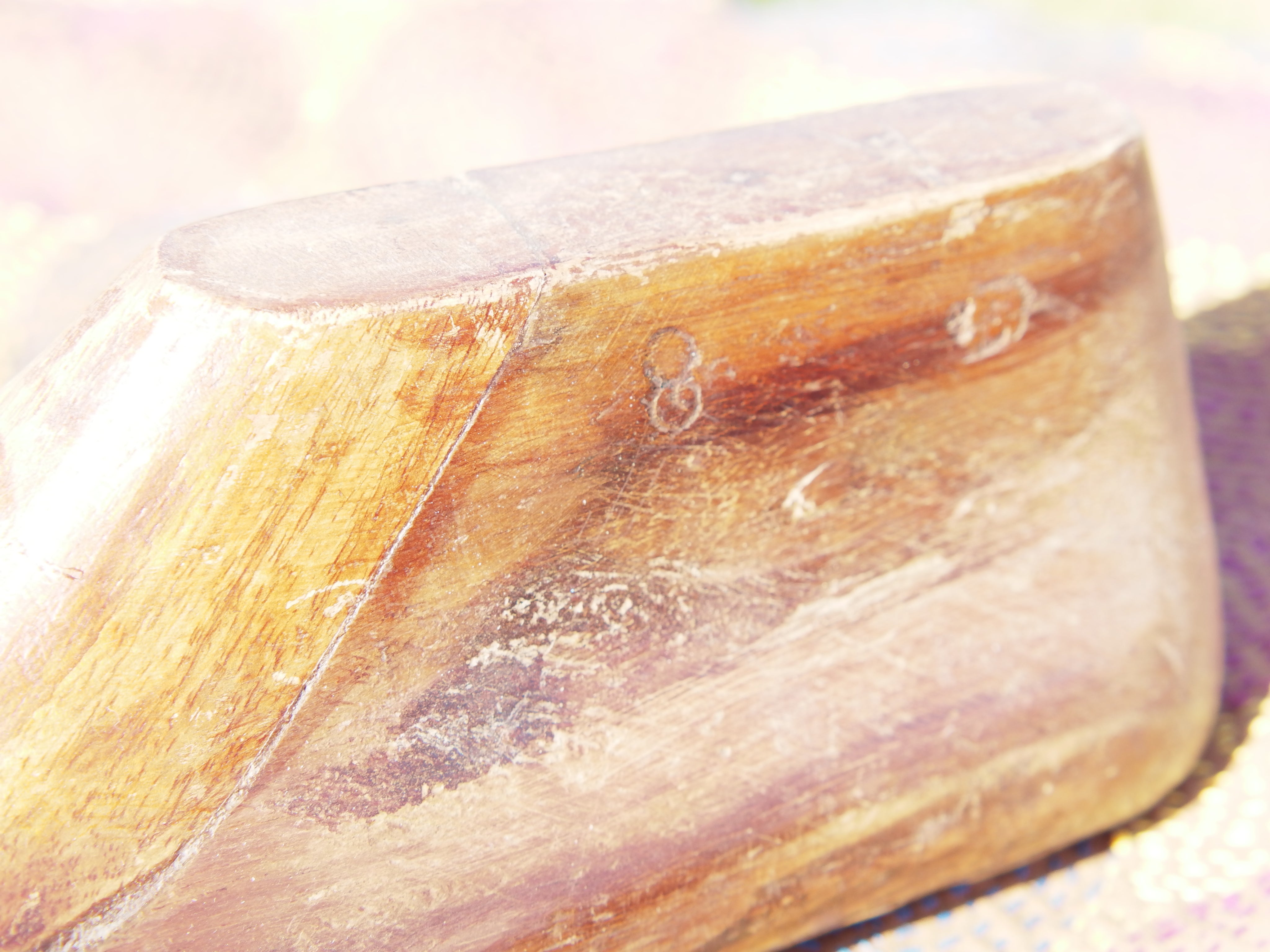Stampo piede usato dai calzolai in India per creare scarpe. In legno di teak è ricavato da un unico tronco. Nella parte plantare ha un gancio per essere appeso.  Dimensioni 26x10 h8cm.