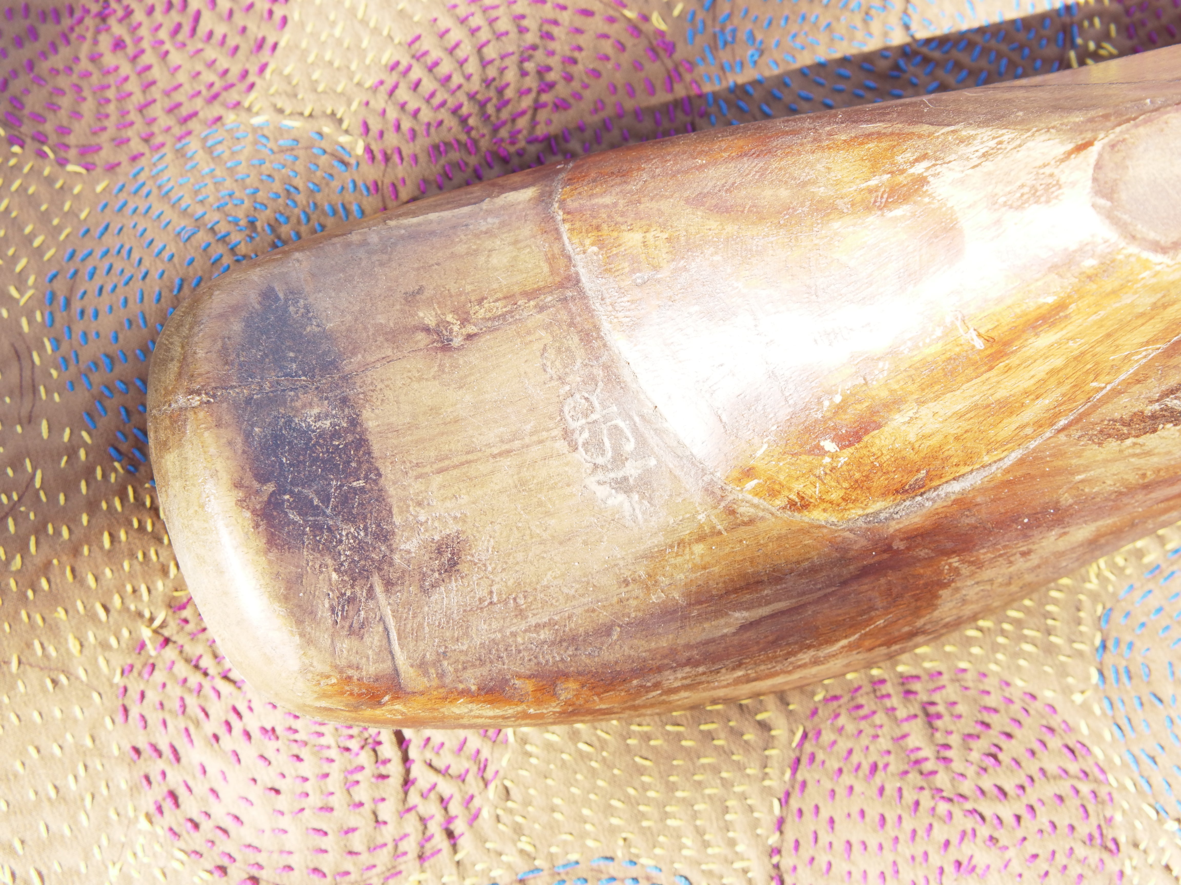 Stampo piede usato dai calzolai in India per creare scarpe. In legno di teak è ricavato da un unico tronco. Nella parte plantare ha un gancio per essere appeso.  Dimensioni 26x10 h8cm.