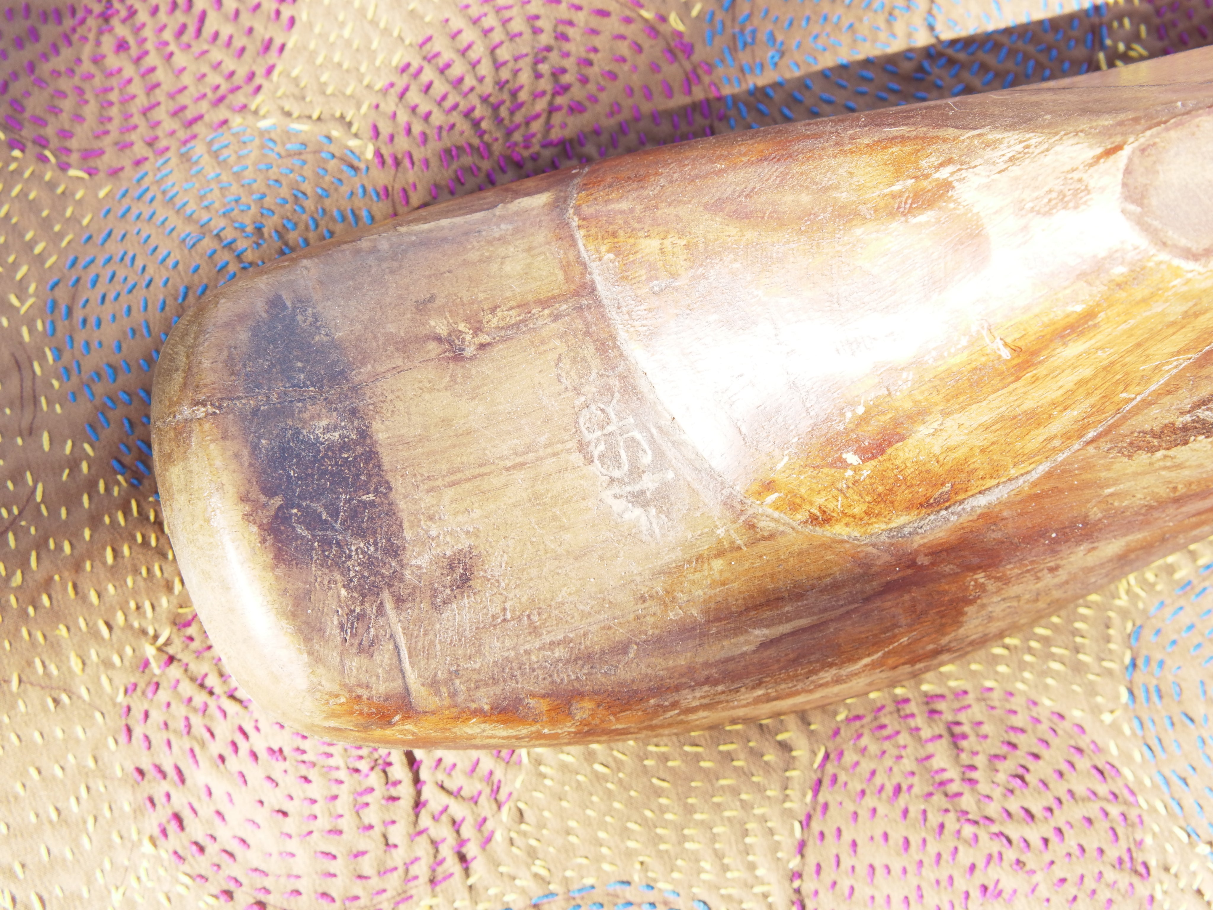 Stampo piede usato dai calzolai in India per creare scarpe. In legno di teak è ricavato da un unico tronco. Nella parte plantare ha un gancio per essere appeso.  Dimensioni 26x10 h8cm.