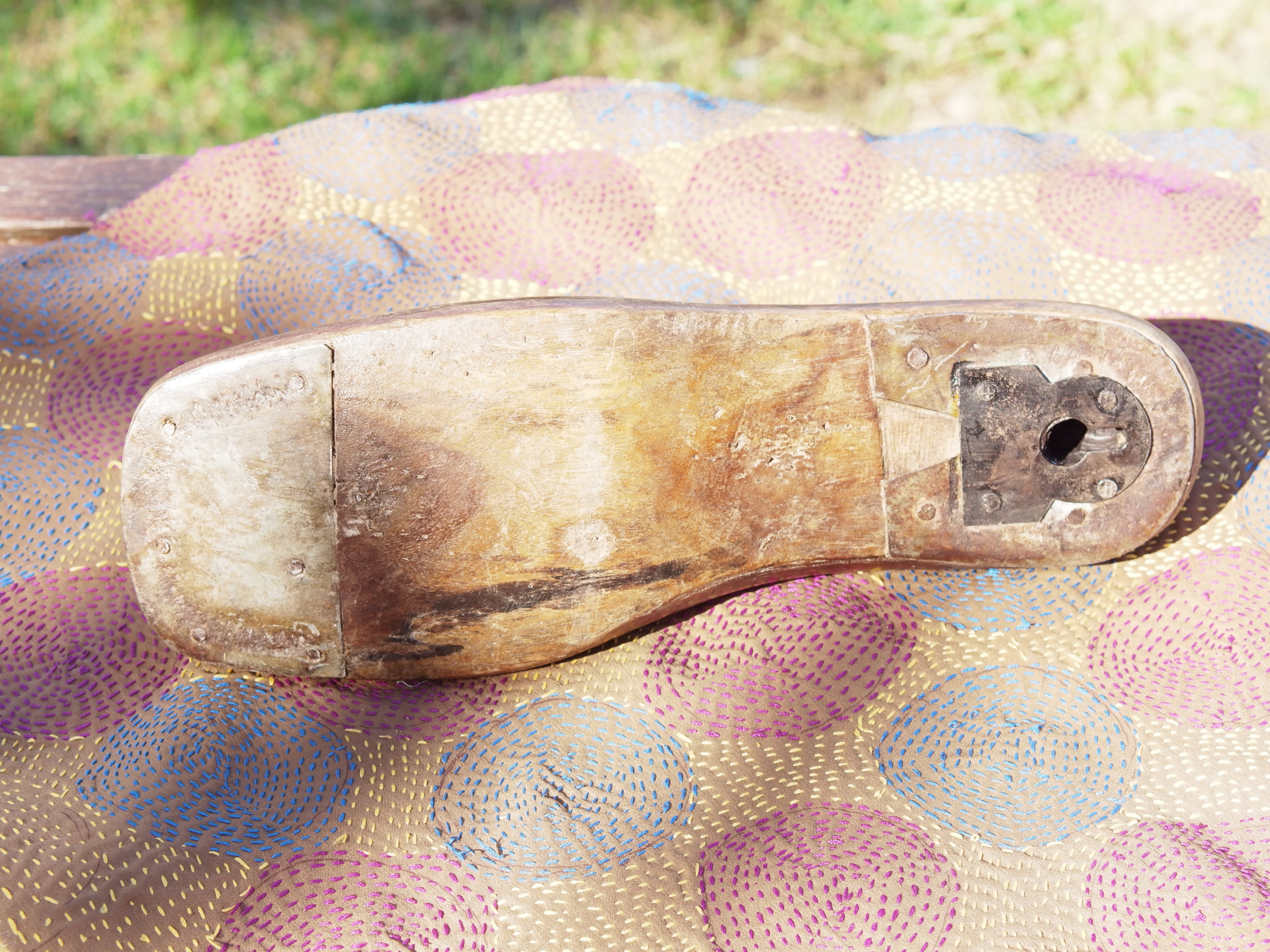 Stampo piede usato dai calzolai in India per creare scarpe. In legno di teak è ricavato da un unico tronco. Nella parte plantare ha un gancio per essere appeso.  Dimensioni 26x10 h8cm.