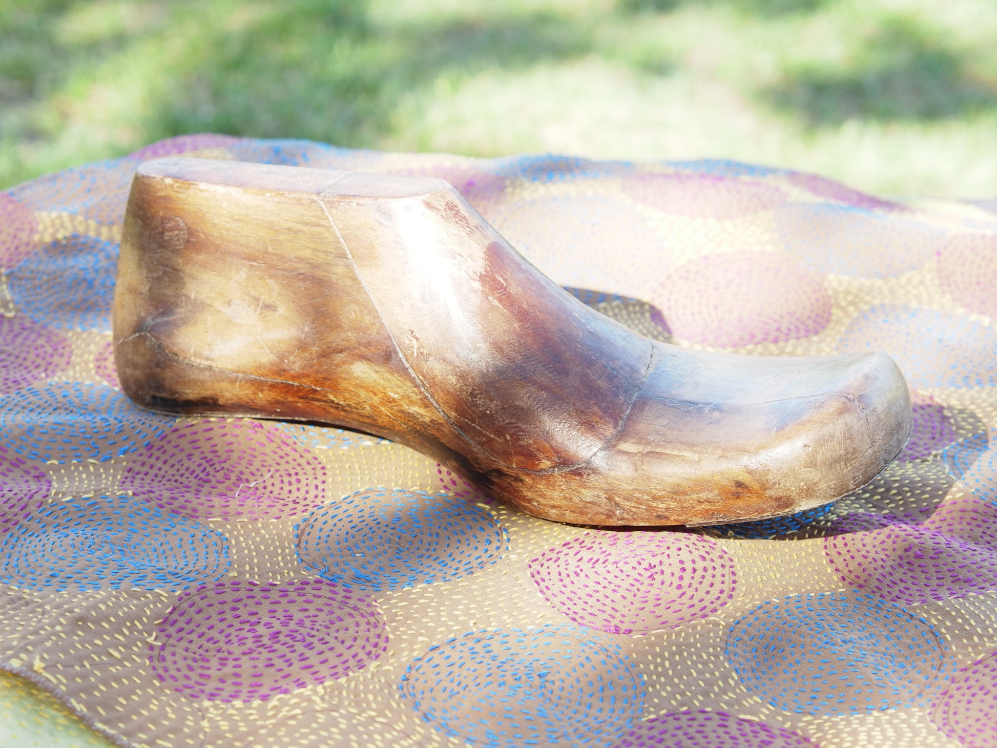 Stampo piede usato dai calzolai in India per creare scarpe. In legno di teak è ricavato da un unico tronco. Nella parte plantare ha un gancio per essere appeso.  Dimensioni 26x10 h8cm.