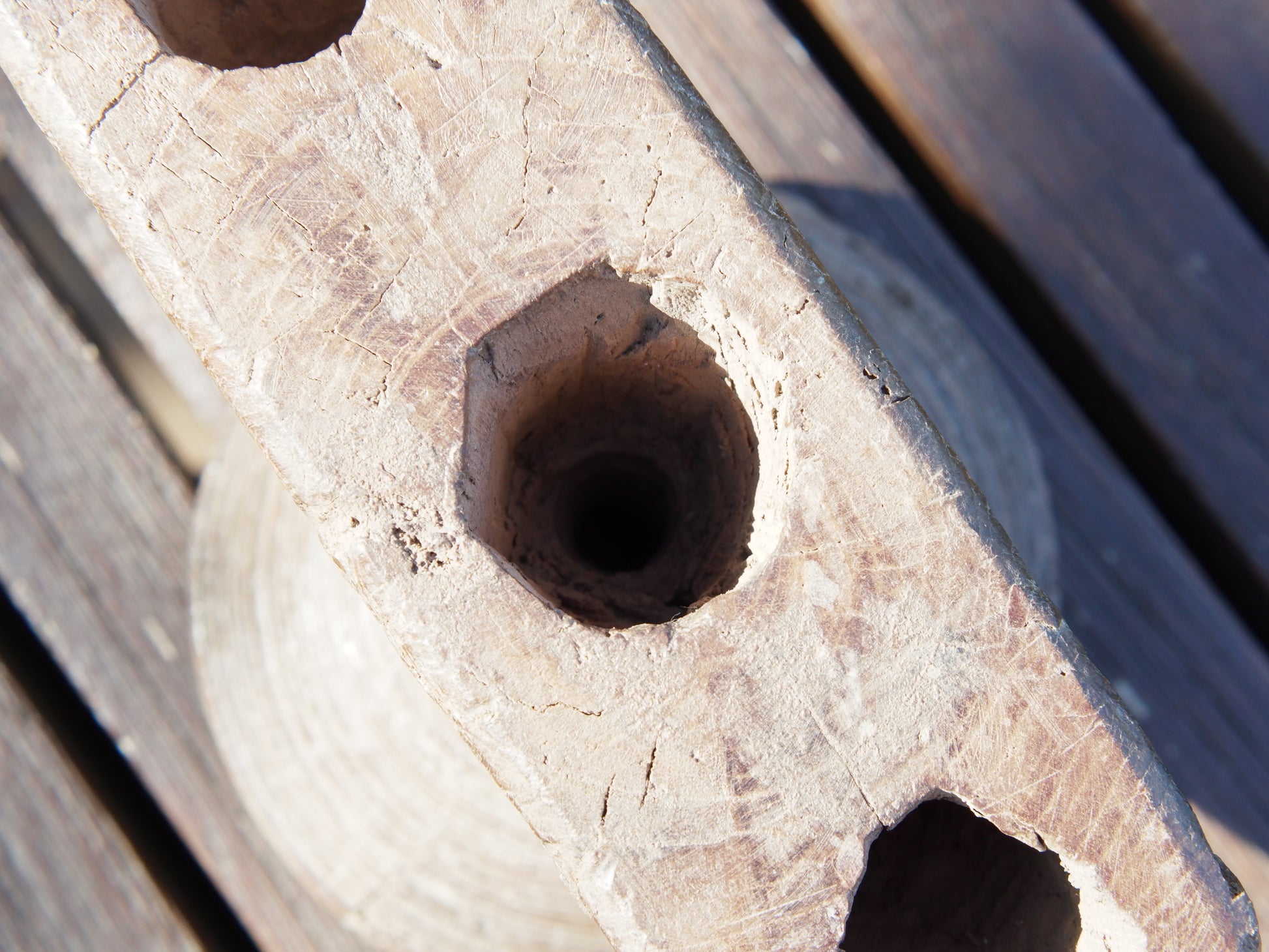 Antico separatore, oggetti di lavoro antichi usato per cereali, riso indiano in legno di teak inciso.Dimensioni 21x15 h20cm