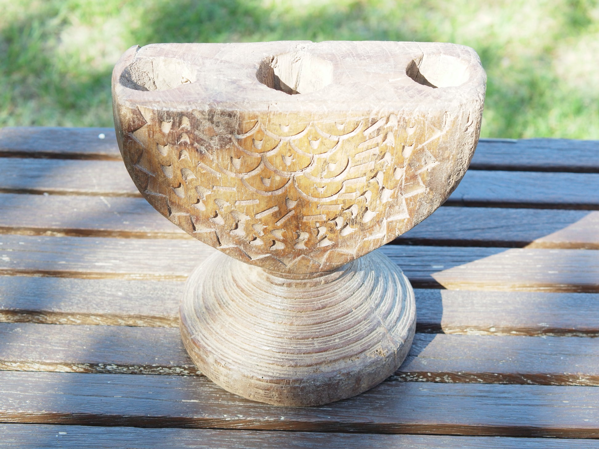 Antico separatore, oggetti di lavoro antichi usato per cereali, riso indiano in legno di teak inciso.Dimensioni 21x15 h20cm