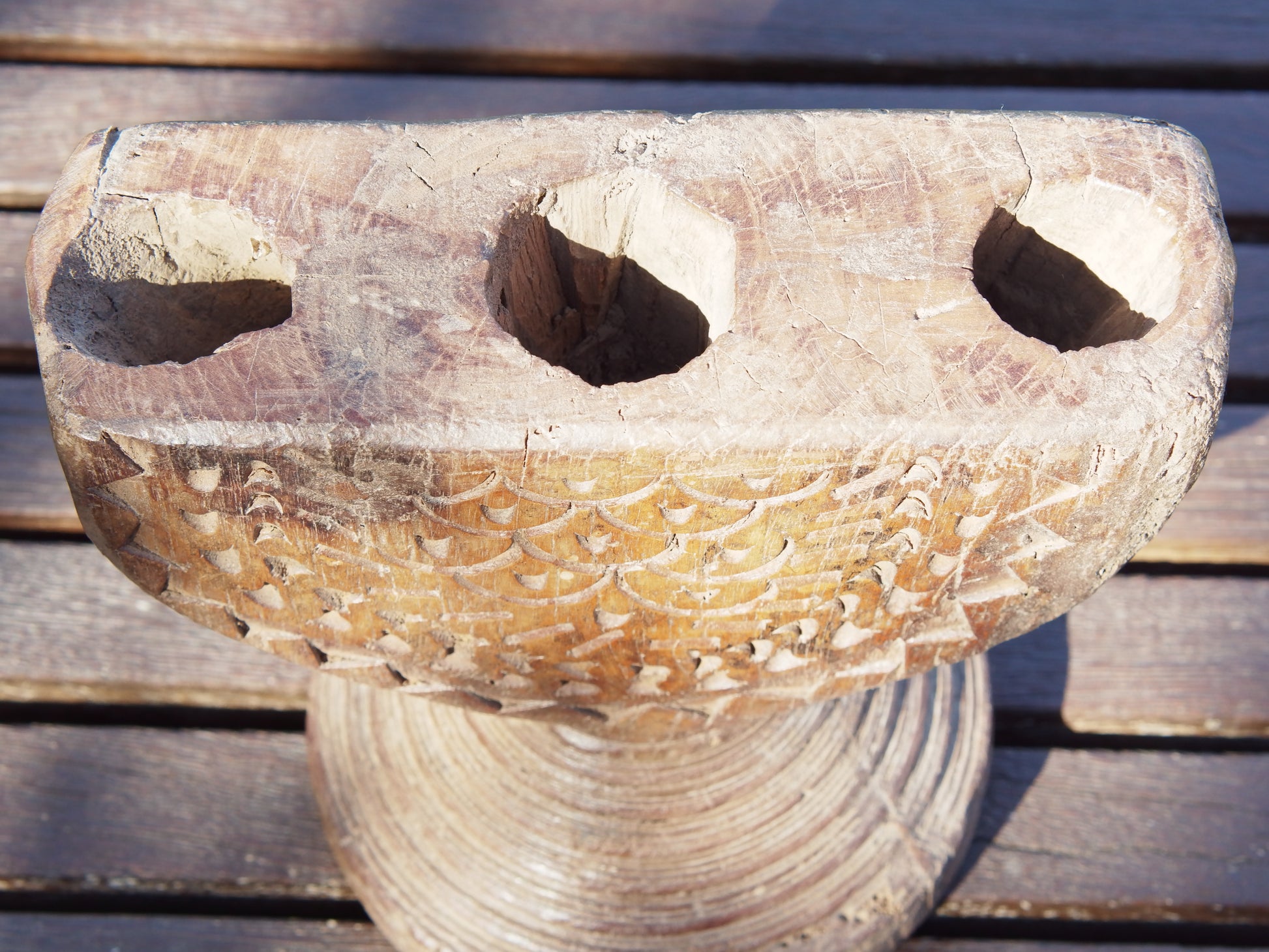 Antico separatore, oggetti di lavoro antichi usato per cereali, riso indiano in legno di teak inciso.Dimensioni 21x15 h20cm
