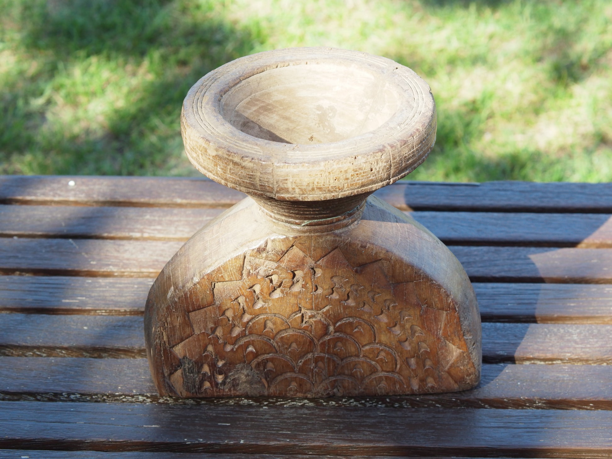 Antico separatore, oggetti di lavoro antichi usato per cereali, riso indiano in legno di teak inciso.Dimensioni 21x15 h20cm