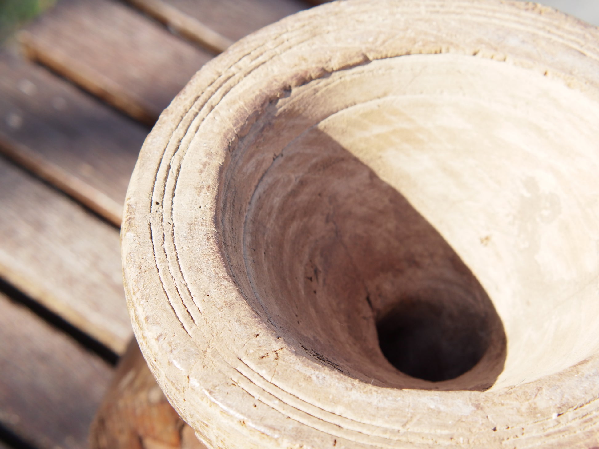 Antico separatore, oggetti di lavoro antichi usato per cereali, riso indiano in legno di teak inciso.Dimensioni 21x15 h20cm