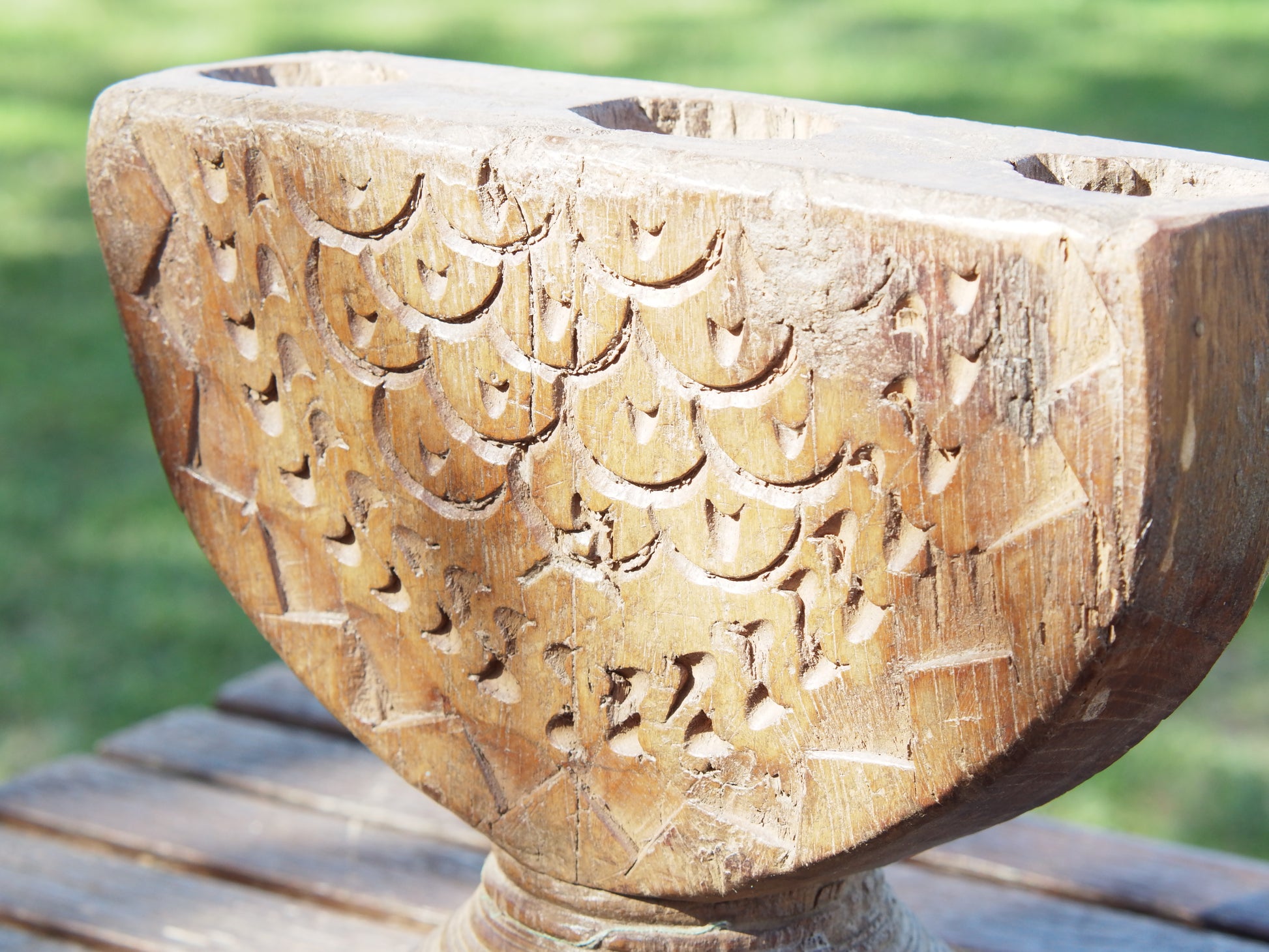 Antico separatore, oggetti di lavoro antichi usato per cereali, riso indiano in legno di teak inciso.Dimensioni 21x15 h20cm