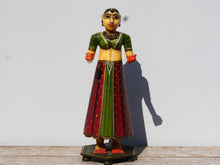 Carica l&#39;immagine nel visualizzatore di Gallery, statua indiana in legno di mango inciso e dipinta raffigurante donna palazzo del maharaja . lavorata artigianalmente . databile seconda metà &#39;900, India, Rajasthan.  dimensioni 21x23 h60cm.    disponibili altri modelli per info contattare 0039 3338778241 watshapp info@etniko.it mail facebook/ instagram/ etsy : etnikobycrosato
