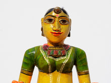 Carica l&#39;immagine nel visualizzatore di Gallery, statua indiana in legno di mango inciso e dipinta raffigurante donna palazzo del maharaja . lavorata artigianalmente . databile seconda metà &#39;900, India, Rajasthan.  dimensioni 21x23 h60cm.    disponibili altri modelli per info contattare 0039 3338778241 watshapp info@etniko.it mail facebook/ instagram/ etsy : etnikobycrosato
