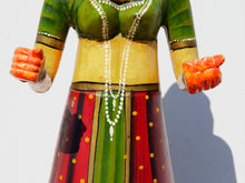 Carica l&#39;immagine nel visualizzatore di Gallery, statua indiana in legno di mango inciso e dipinta raffigurante donna palazzo del maharaja . lavorata artigianalmente . databile seconda metà &#39;900, India, Rajasthan.  dimensioni 21x23 h60cm.    disponibili altri modelli per info contattare 0039 3338778241 watshapp info@etniko.it mail facebook/ instagram/ etsy : etnikobycrosato