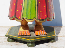 Carica l&#39;immagine nel visualizzatore di Gallery, statua indiana in legno di mango inciso e dipinta raffigurante donna palazzo del maharaja . lavorata artigianalmente . databile seconda metà &#39;900, India, Rajasthan.  dimensioni 21x23 h60cm.    disponibili altri modelli per info contattare 0039 3338778241 watshapp info@etniko.it mail facebook/ instagram/ etsy : etnikobycrosato