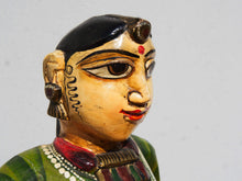 Carica l&#39;immagine nel visualizzatore di Gallery, statua indiana in legno di mango inciso e dipinta raffigurante donna palazzo del maharaja . lavorata artigianalmente . databile seconda metà &#39;900, India, Rajasthan.  dimensioni 21x23 h60cm.    disponibili altri modelli per info contattare 0039 3338778241 watshapp info@etniko.it mail facebook/ instagram/ etsy : etnikobycrosato