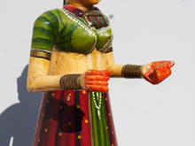 Carica l&#39;immagine nel visualizzatore di Gallery, statua indiana in legno di mango inciso e dipinta raffigurante donna palazzo del maharaja . lavorata artigianalmente . databile seconda metà &#39;900, India, Rajasthan.  dimensioni 21x23 h60cm.    disponibili altri modelli per info contattare 0039 3338778241 watshapp info@etniko.it mail facebook/ instagram/ etsy : etnikobycrosato
