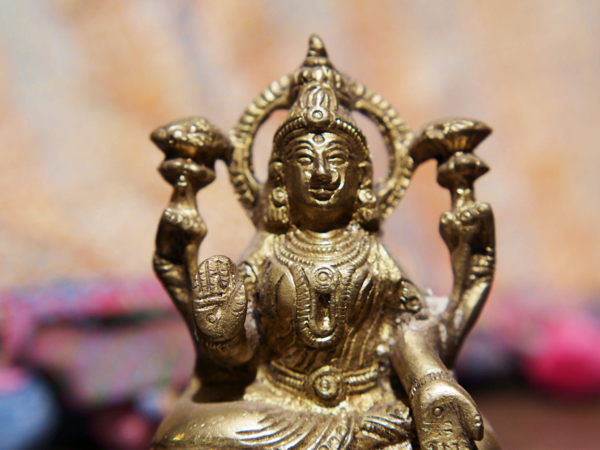 Primo piano dei dettagli del volto e dell'acconciatura rituale della divinità.