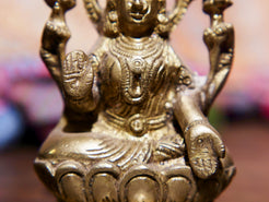 Particolare della postura e degli attributi simbolici della scultura.