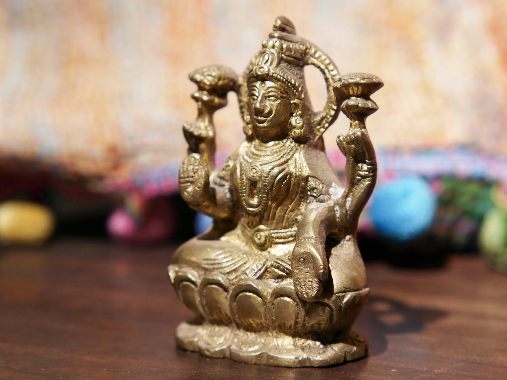 Particolare della postura e degli attributi simbolici della scultura.