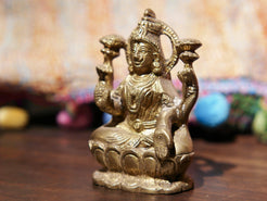 Particolare della postura e degli attributi simbolici della scultura.