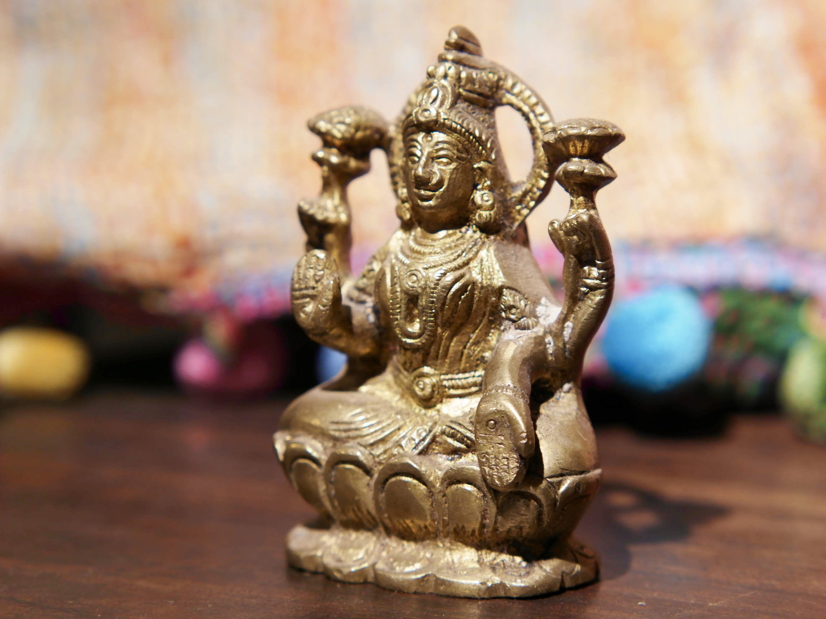 Particolare della postura e degli attributi simbolici della scultura.