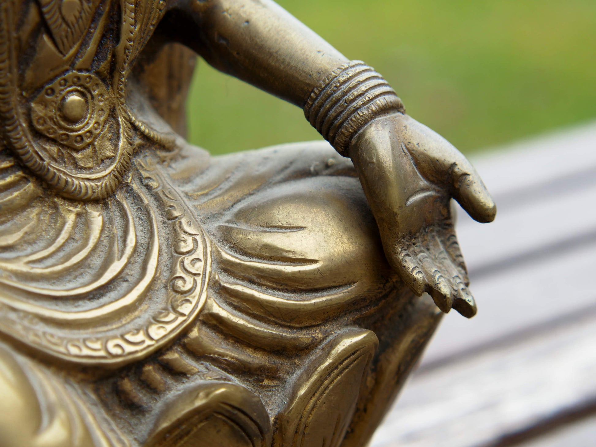 Particolare della postura e degli attributi simbolici della grande scultura.