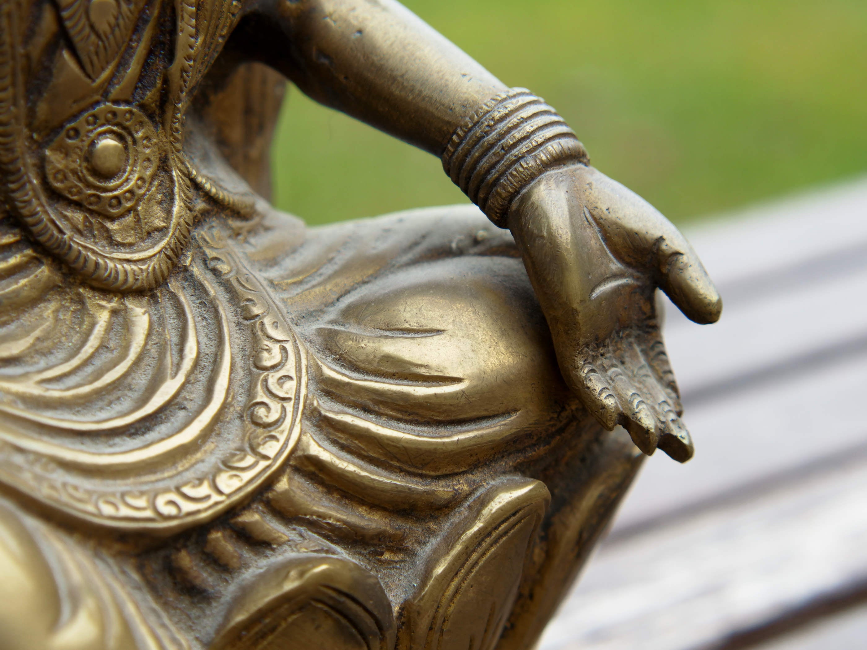Particolare della postura e degli attributi simbolici della grande scultura.