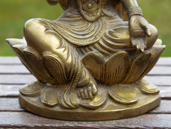 Particolare della postura e degli attributi simbolici della grande scultura.