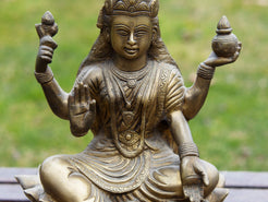 Particolare della postura e degli attributi simbolici della grande scultura.