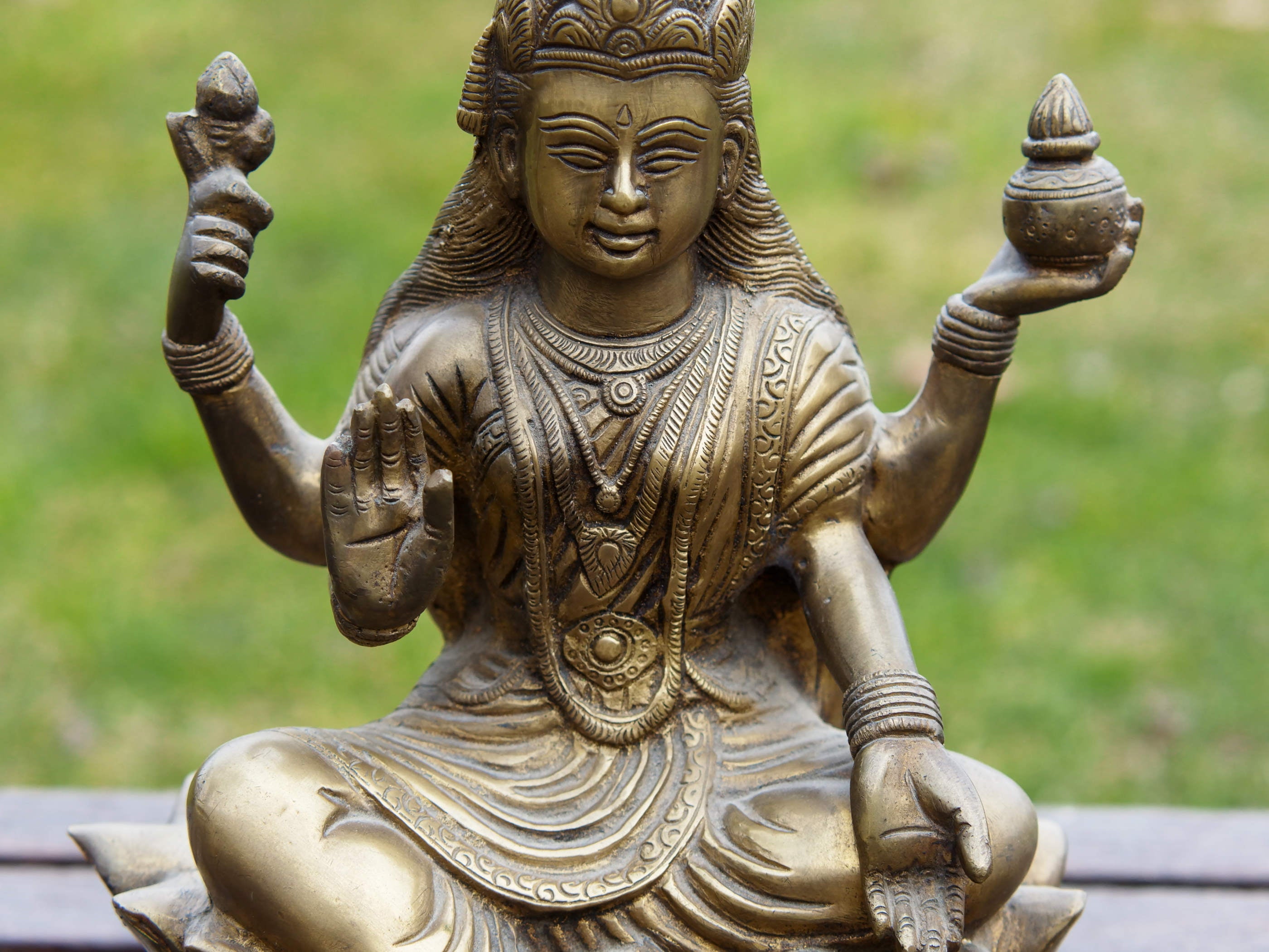 Particolare della postura e degli attributi simbolici della grande scultura.