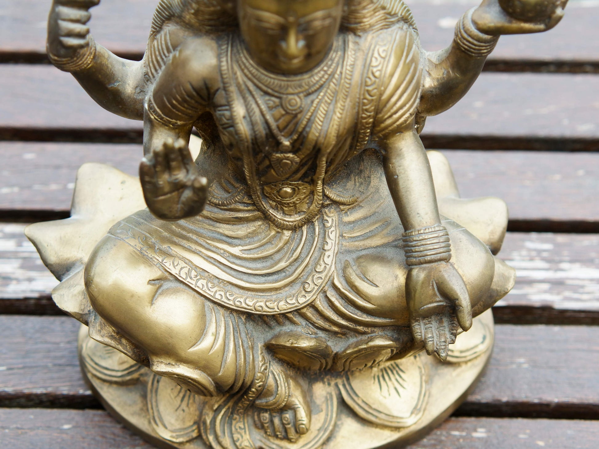 Dettaglio ravvicinato della lavorazione artigianale del bronzo indiano.